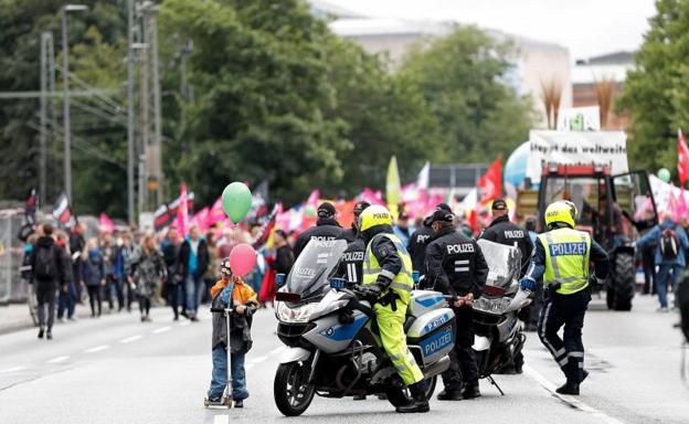 Policías durante una manifestación contra la cumbre del G-20 en Hamburgo.