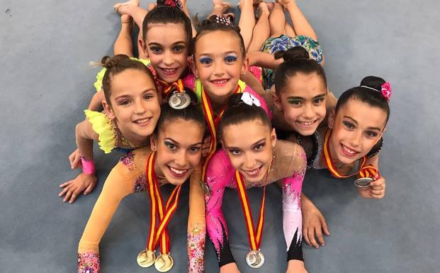 Las gimnastas del Club Ritmo presumen de medallas. 