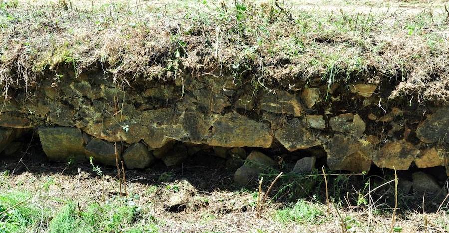 Una hacendera pone al descubierto un tramo de las calzadas que unían Astorga con Zaragoza y Mérida