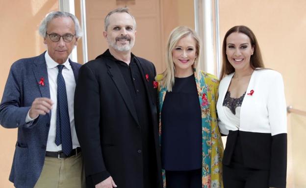 Bonaventura Clotet, Miguel Bosé, Cristina Cifuentes y Mónica Naranjo.