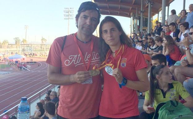 El entrenador y Valvanuz Cañizo, ambos robados, posan con las medallas.