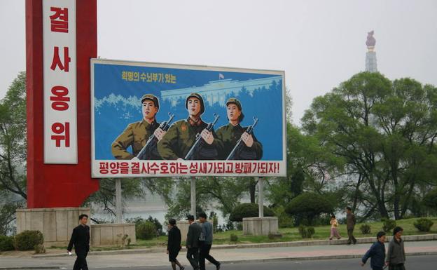 Ciudadanos pasean por una calle de Pyongyang. 