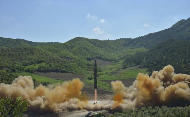 Lanzamiento de un misil intercontinental desde Corea del Norte.