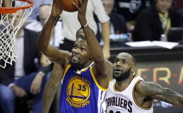 Durant anota ante LeBron James en las pasadas Finales de la NBA. 