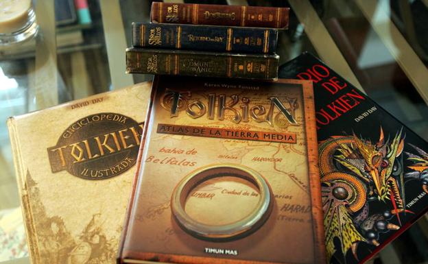 Libros sobre los mundos de Tolkien.