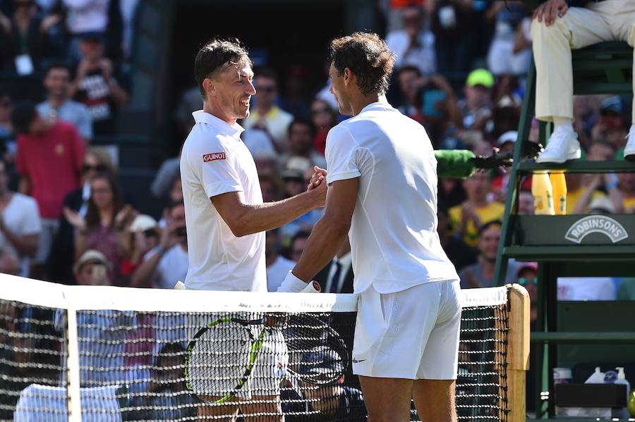 Rafa Nadal ha debutado en Wimbledon con una victoria sobre el tenista australiano por 6-1, 6-3 y 6-2.