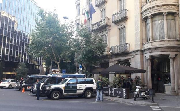 Registro realizado hoy por la Unidad Central Operativa (UCO) en Barcelona.