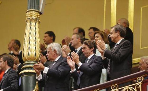 Los expresidentes durante el acto con el Rey Felipe VI.