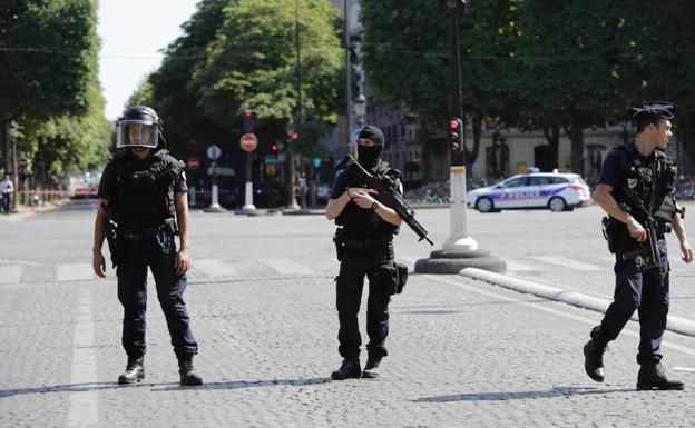 Agentes de policía franceses.