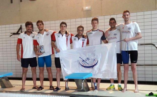 Foto de los nadadores masculinos del CN León.