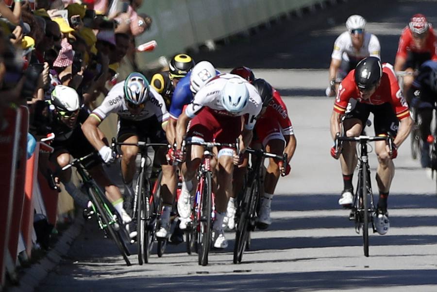 Arnaud Démare se llevó el triunfo en un sprint marcado por el codazo de Sagan a Cavendish y su posterior expulsión del Tour de Francia.