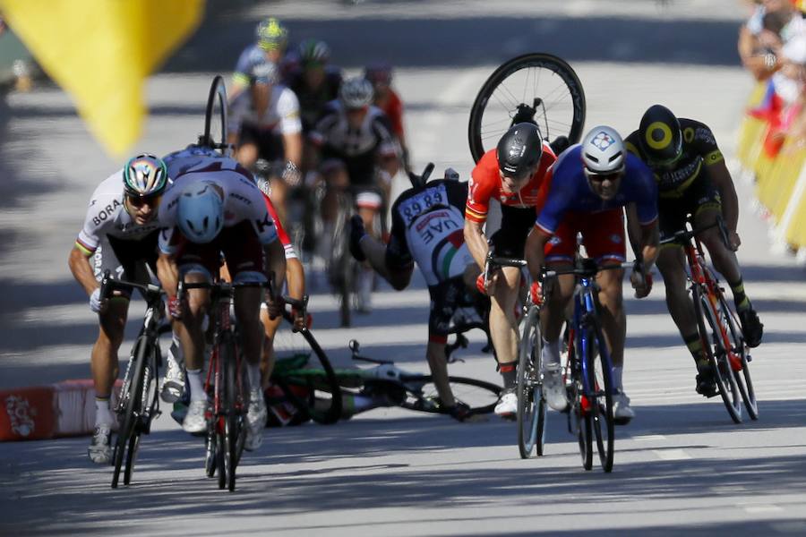 Arnaud Démare se llevó el triunfo en un sprint marcado por el codazo de Sagan a Cavendish y su posterior expulsión del Tour de Francia.