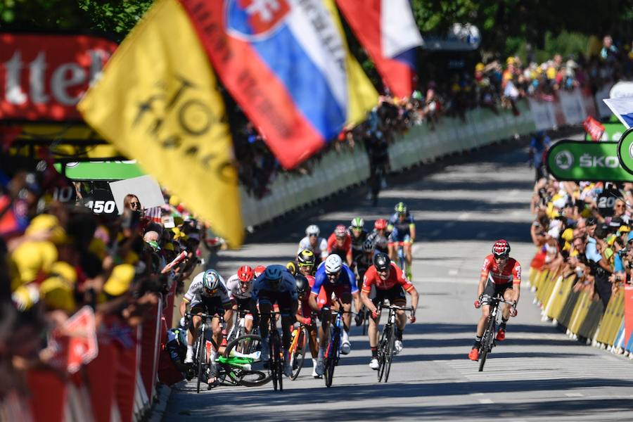 Arnaud Démare se llevó el triunfo en un sprint marcado por el codazo de Sagan a Cavendish y su posterior expulsión del Tour de Francia.