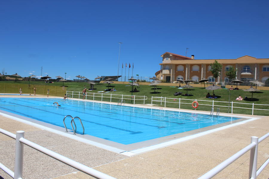 Las piscinas de Valdefresno ponen a disposición de los leoneses unas amplias instalaciones a tan sólo 10 kilómetros de la capital