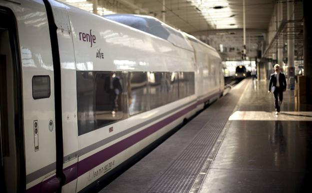 Un tren AVE en la estación de Atocha.