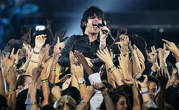 Billie Joe Armstrong de Green Day en una actuación. 