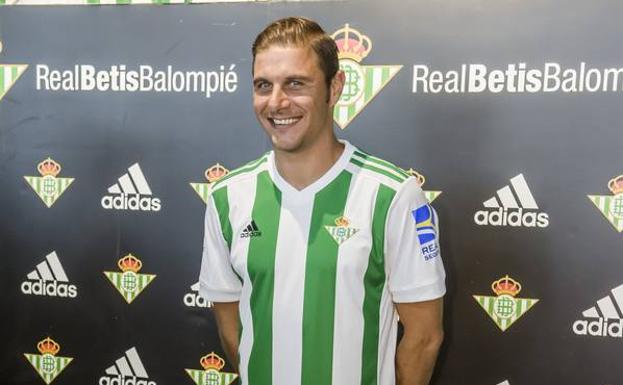 Joaquín posa con la nueva camiseta del Betis.
