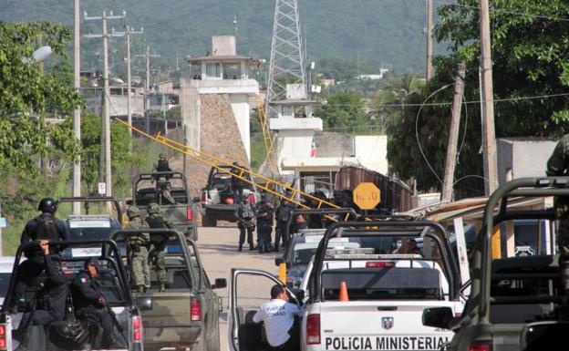 Despliegue policial en torno a la cárcel de Acapulco (México).