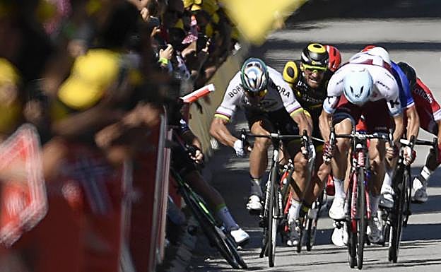 Cavendish cae tras un lance con Sagan. 