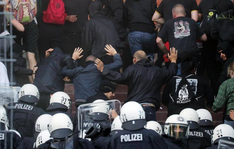 La Policía ha decidido cargar contra la marcha de más de 10.000 personas, entre ellas muchas vestidas de negro y con pasamontañas, que lanzaron piedras, botellas y petardos contra los agentes