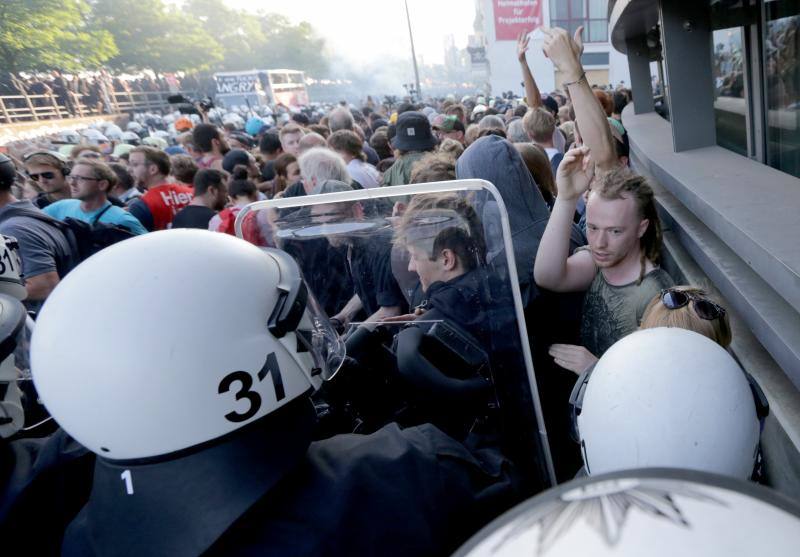 La Policía ha decidido cargar contra la marcha de más de 10.000 personas, entre ellas muchas vestidas de negro y con pasamontañas, que lanzaron piedras, botellas y petardos contra los agentes