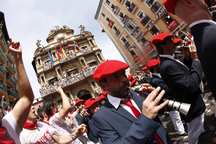 El Ayuntamiento ha colocado una ikurriña en uno de los mástiles de las banderas oficiales.