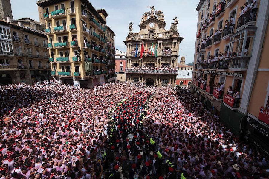 El Ayuntamiento ha colocado una ikurriña en uno de los mástiles de las banderas oficiales.