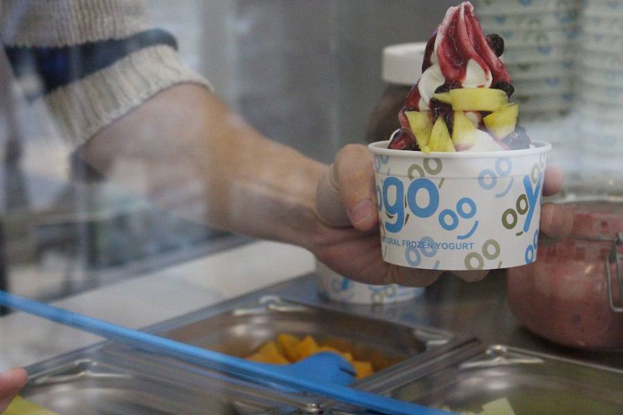 Saludable, refrescante y natural, sobre todo, natural. Y de León. Así es YooGO, la yogurtería de la Calle Ancha, 15 que enamora desde hace cinco años a leoneses y visitantes