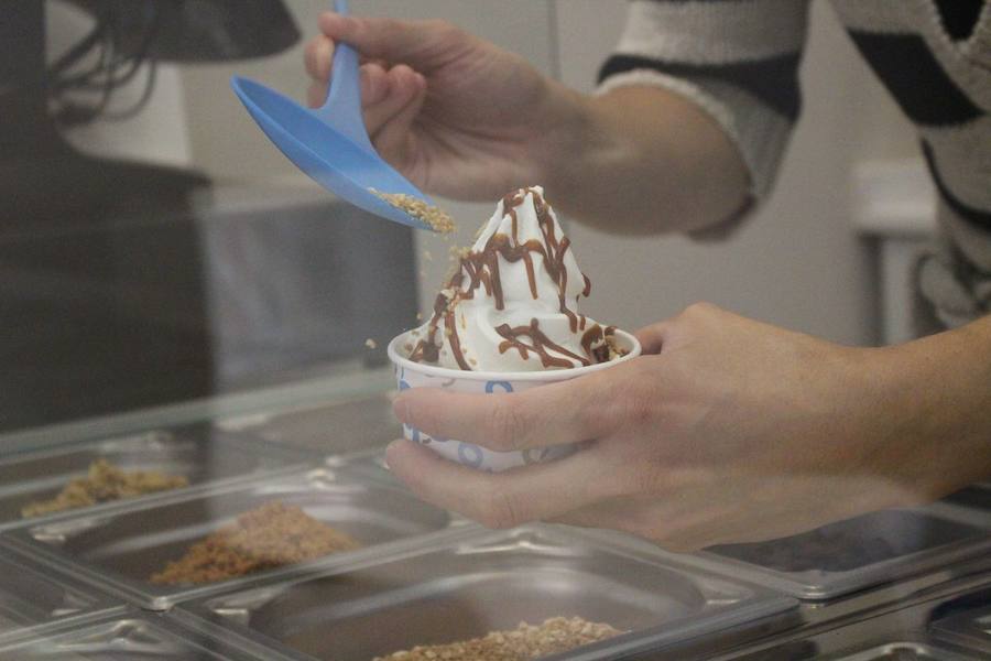 Saludable, refrescante y natural, sobre todo, natural. Y de León. Así es YooGO, la yogurtería de la Calle Ancha, 15 que enamora desde hace cinco años a leoneses y visitantes