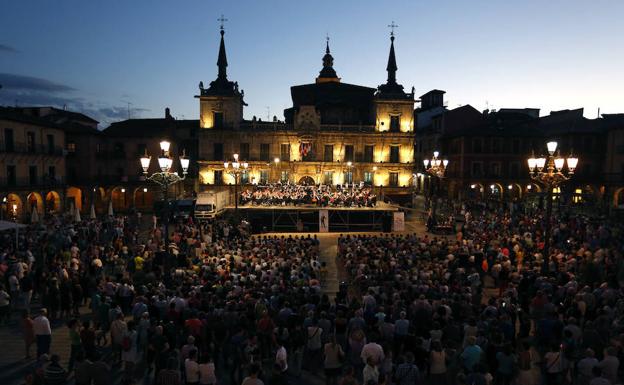 Concierto de la Oscyl en la Plaza Mayor de León el su primera gira. 