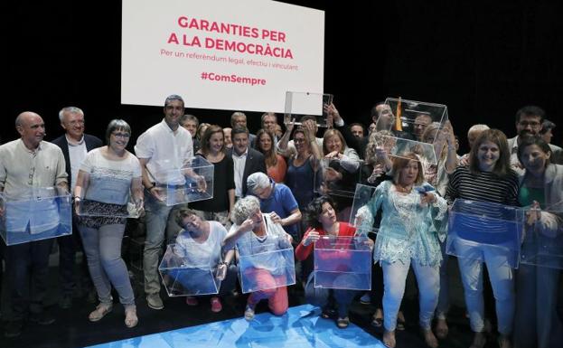 Los diputados de Junts Pel Si, posan con las urnas tras un acto político.