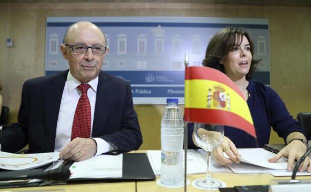 El ministro de Hacienda, Cristóbal Montoro, y la vicepresidenta del Gobierno, Soraya Sáenz de Santamaría.