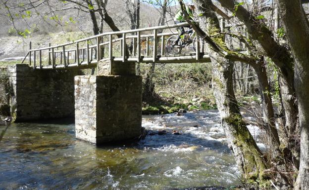 El río Boeza a su paso por Albares de la Ribera.