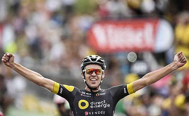 Calmejane levanta los brazos a su llegada a la meta. 