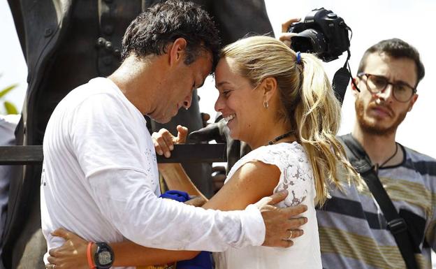 Leopoldo López abraza a su mujer, Lilian Tintori.