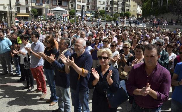 Concentración en Sabiñánigo como repulsa por el asesinato de la niña.