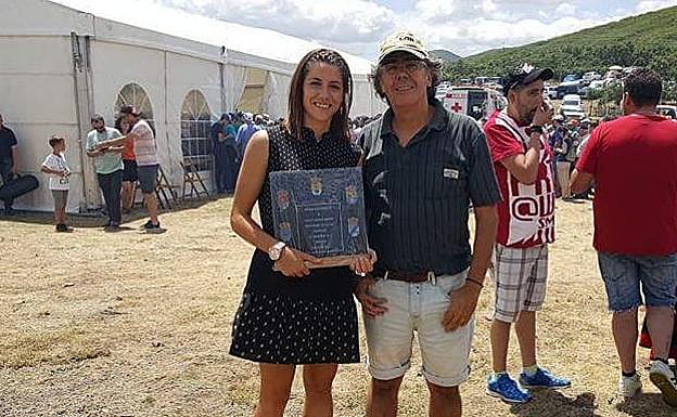 Vicky Losada fotografiándose con un primo suyo en La Cabrera.