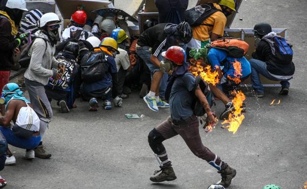 Enfrentamientos durante una concentración opositora en Caracas.