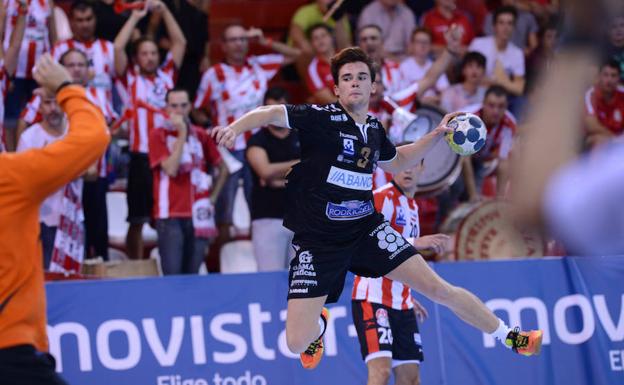 Mario López durante un partido con el Ademar.