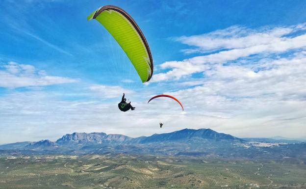 Una persona practicando parapente.