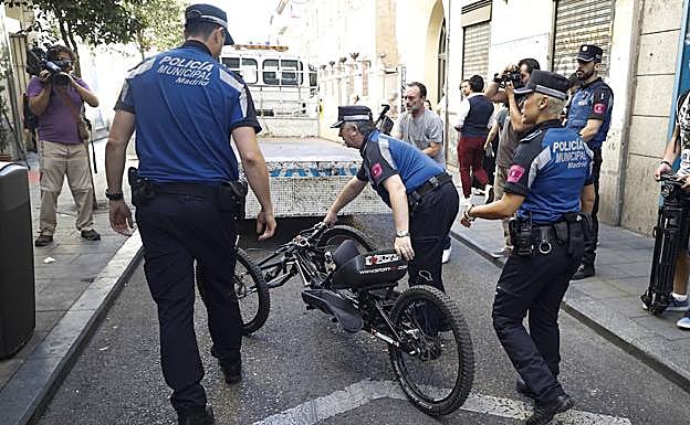 Agentes policiales con la bicicleta robada.