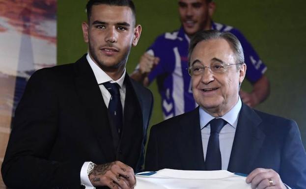 Theo y Florentino Pérez, durante la presentación del lateral. 