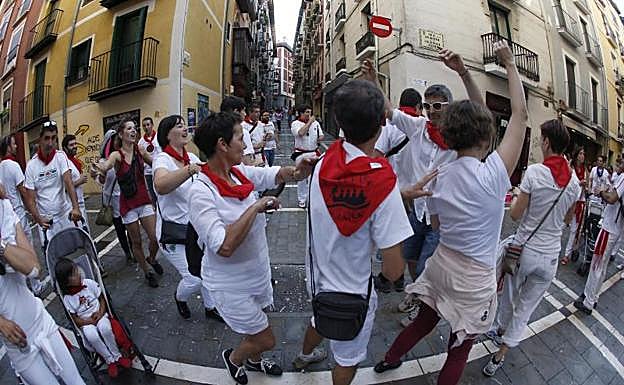 Varios jóvenes, disfrutando de los Sanfermines.