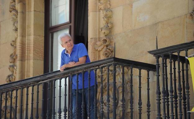 Carlos Totorika en el salón de plenos del Ayuntamiento de Ermua.