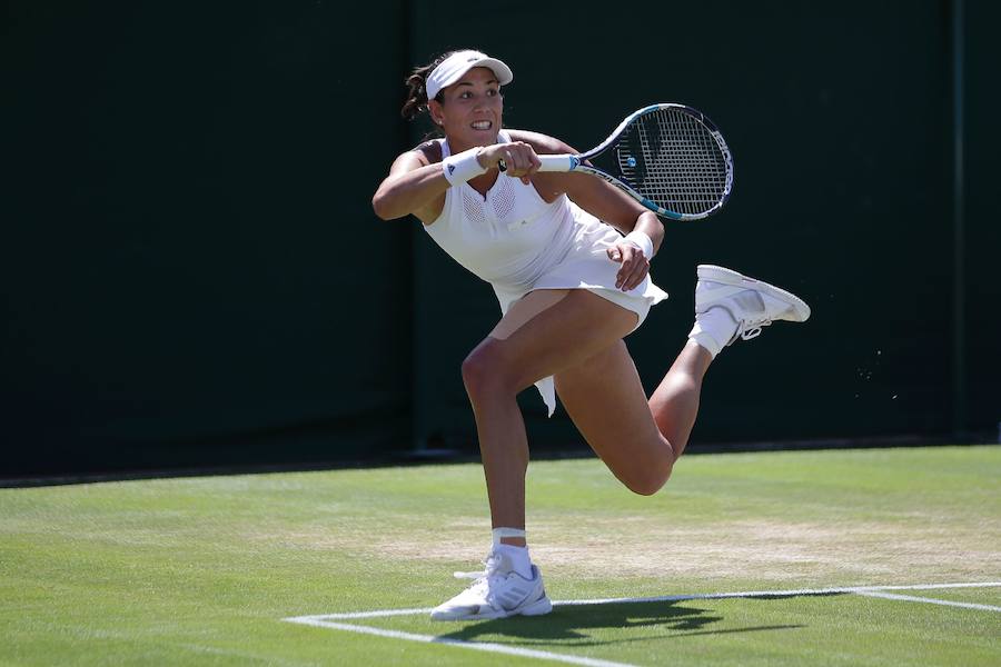 La española Garbiñe Muguruza consiguió alzanzar los cuartos de final de Wimbledon al vencer por 6-4, 4-6 y 4-6 a la alemana Angelique Kerber.