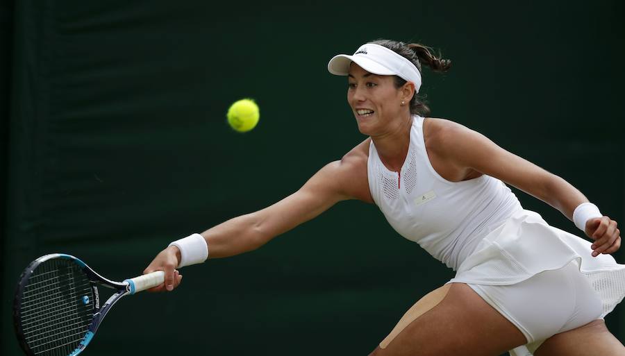 La española Garbiñe Muguruza consiguió alzanzar los cuartos de final de Wimbledon al vencer por 6-4, 4-6 y 4-6 a la alemana Angelique Kerber.