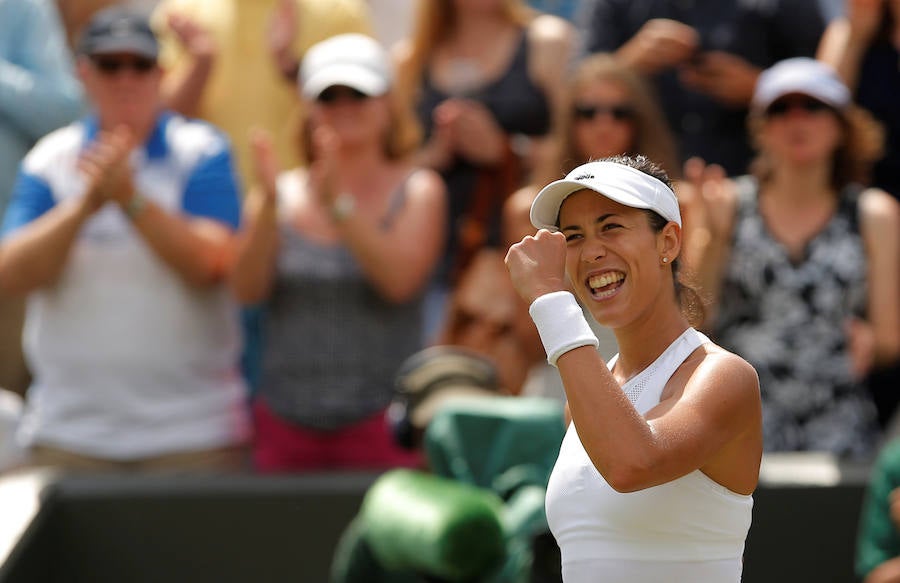 La española Garbiñe Muguruza consiguió alzanzar los cuartos de final de Wimbledon al vencer por 6-4, 4-6 y 4-6 a la alemana Angelique Kerber.