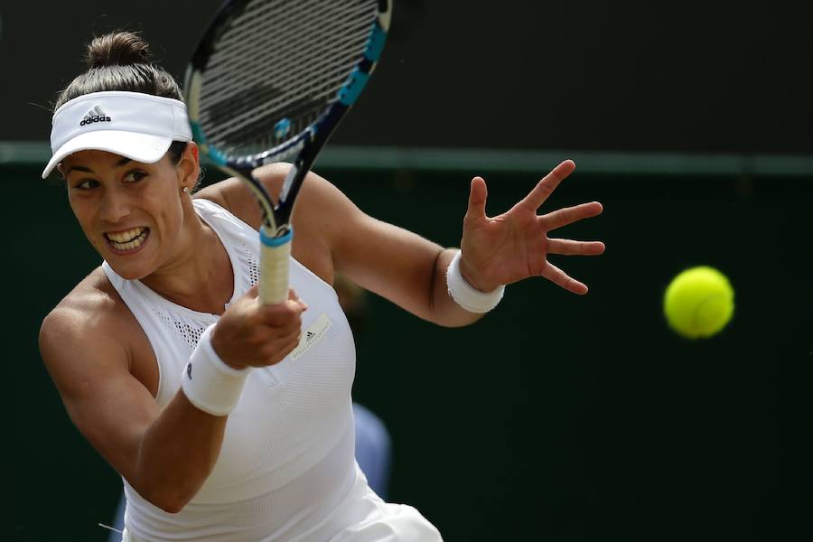 La española Garbiñe Muguruza consiguió alzanzar los cuartos de final de Wimbledon al vencer por 6-4, 4-6 y 4-6 a la alemana Angelique Kerber.