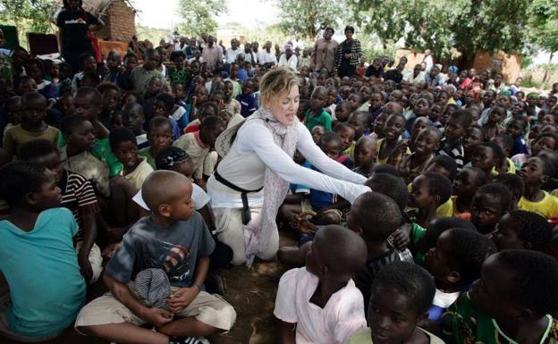 Madonna visita una escuela de Malaui.