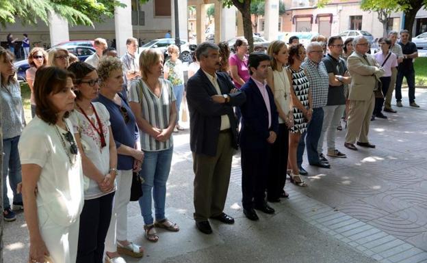 Concentración en repulsa por el asesinato en Sabiñánigo.